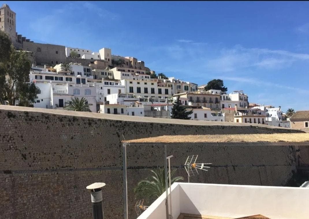 SE VENDE CHALET PAREADO EN DALT VILA